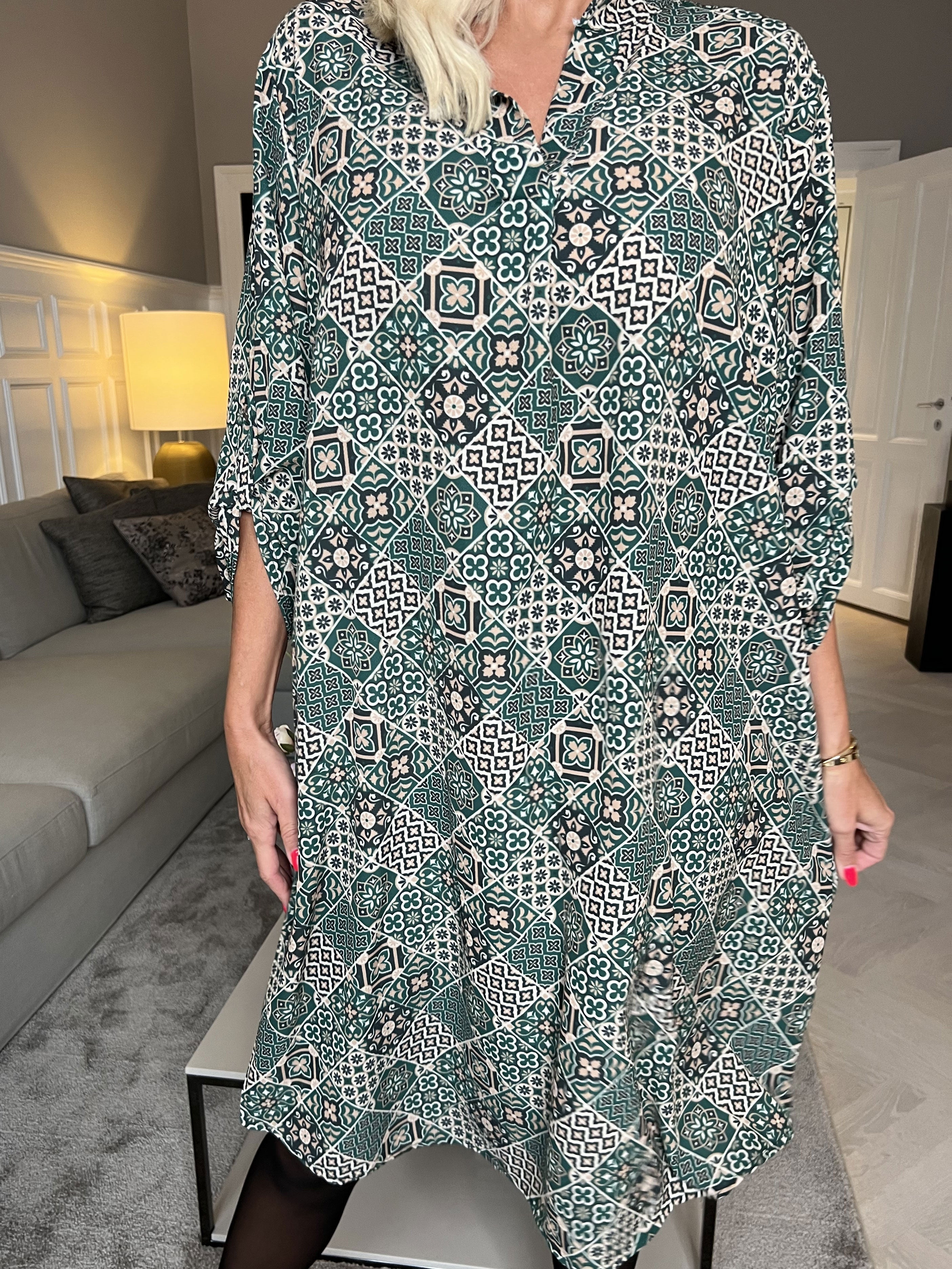 Vanesa Mosaic Long - Lätt och luftig mönstrad klänning